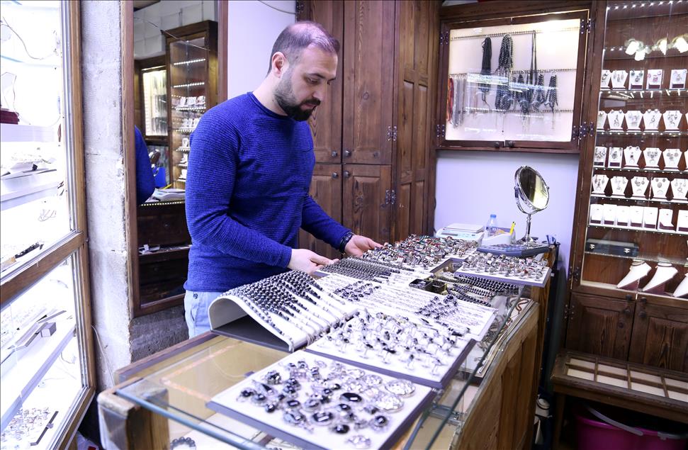 "Oltu taşı" sevgililer için şekillendirildi