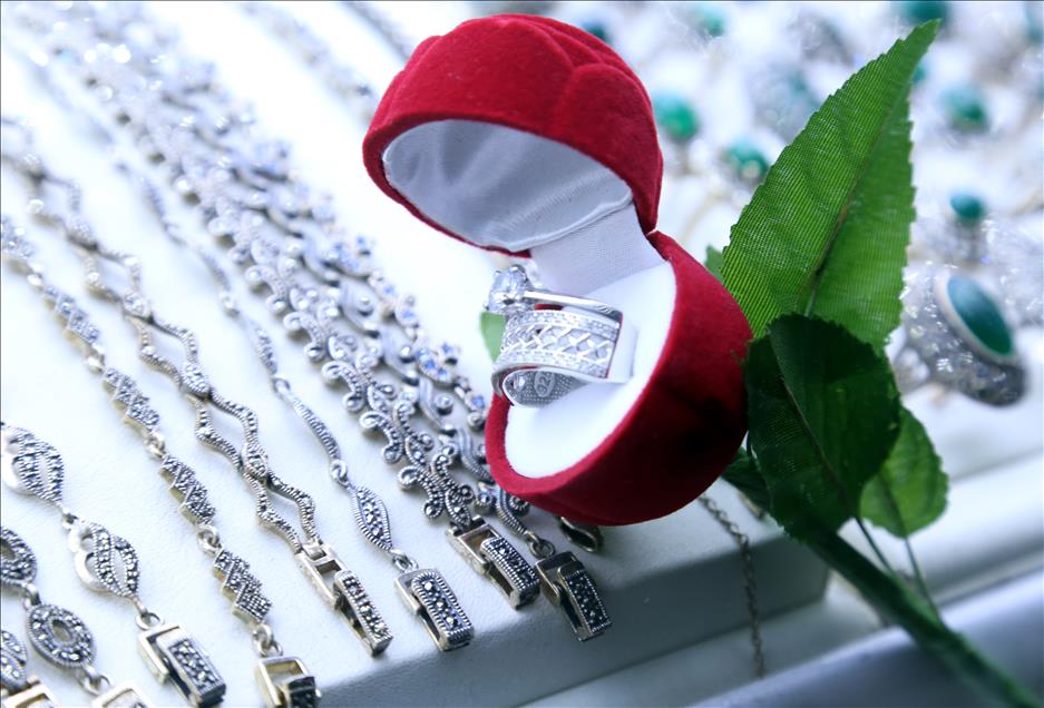 "Oltu taşı" sevgililer için şekillendirildi