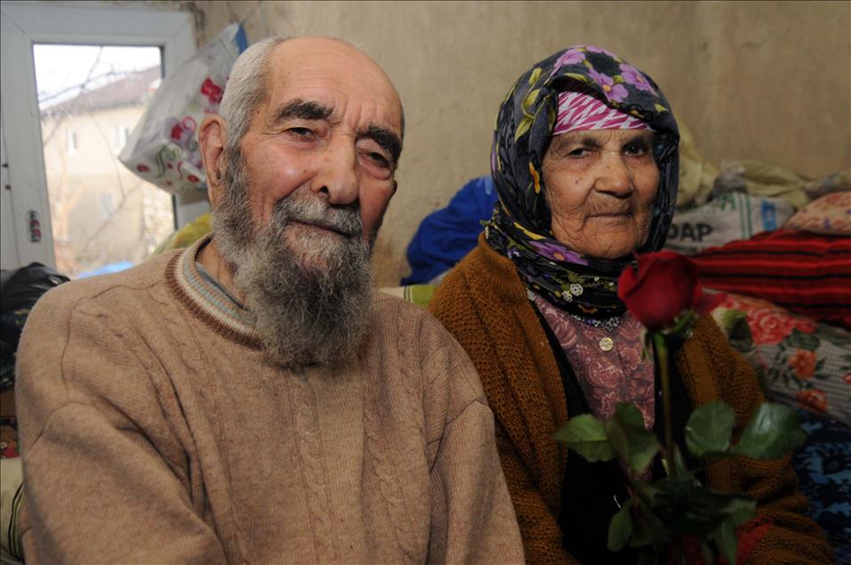 77 yıl sonra kavuştuğu eşini baş tacı ediyor