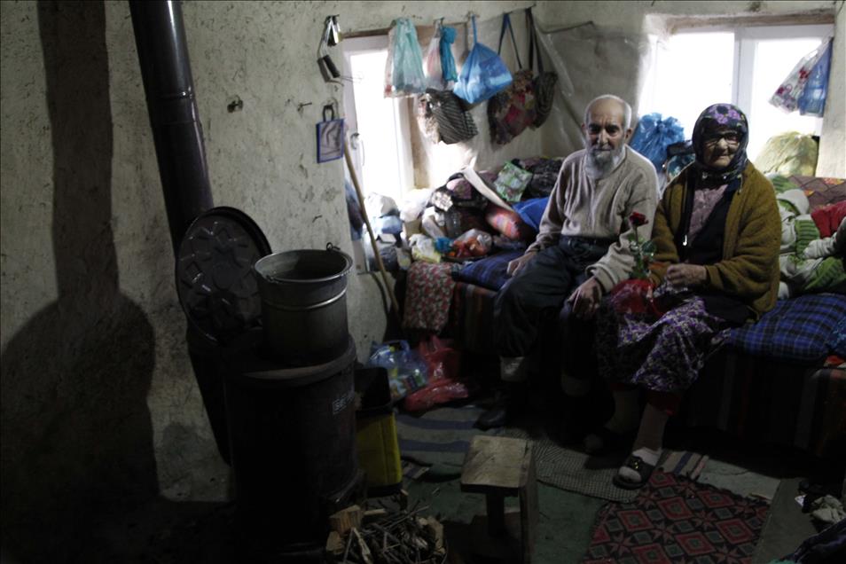 77 yıl sonra kavuştuğu eşini baş tacı ediyor