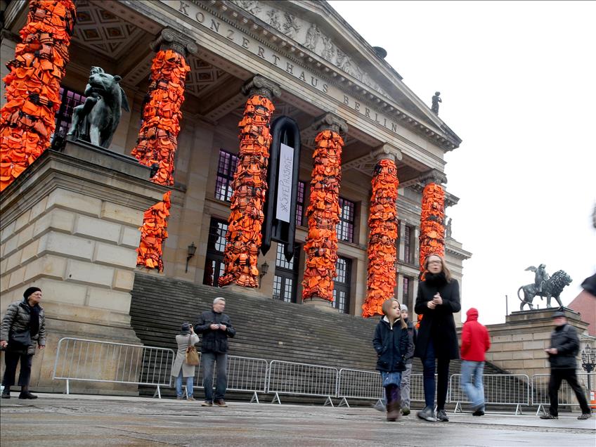 Berlin Konser Evi sütunları can yelekleriyle donatıldı