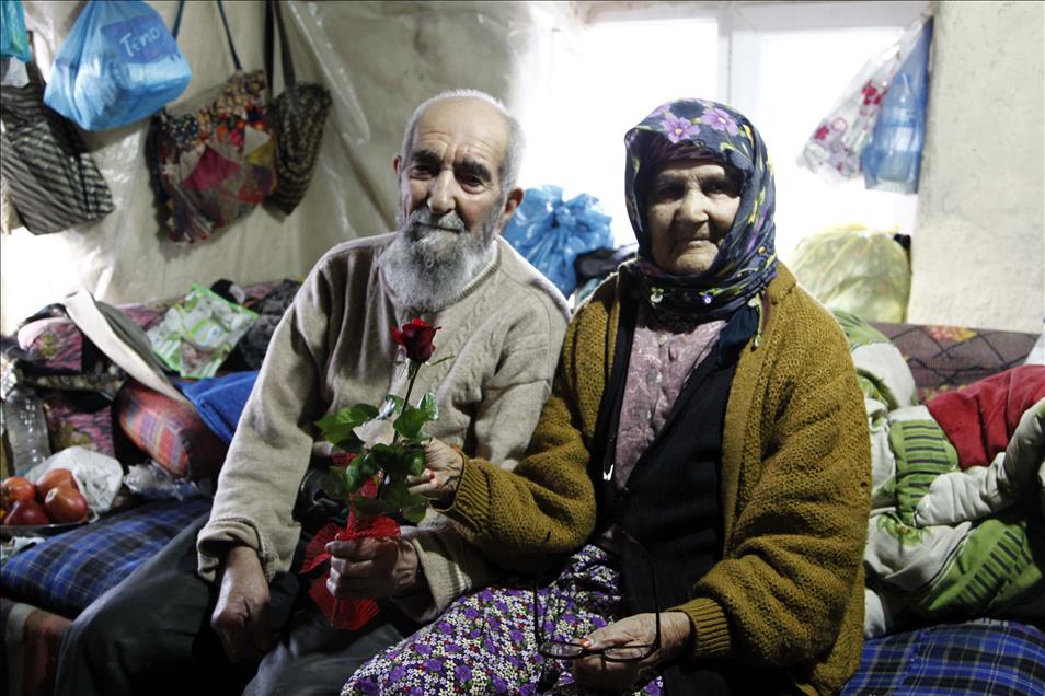 77 yıl sonra kavuştuğu eşini baş tacı ediyor