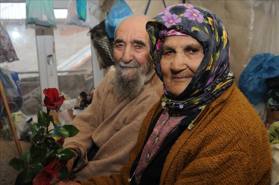 77 yıl sonra kavuştuğu eşini baş tacı ediyor