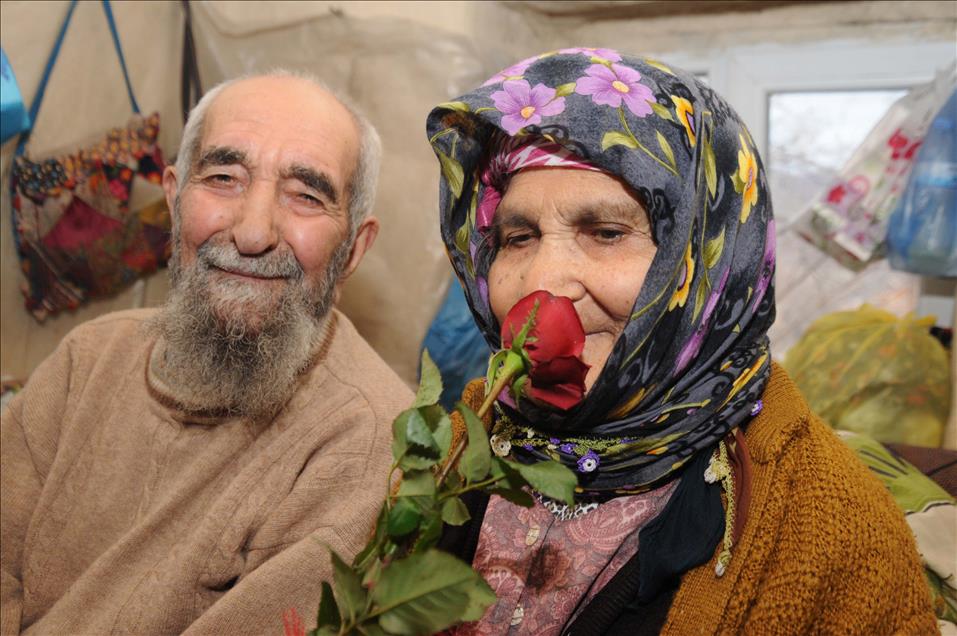 77 yıl sonra kavuştuğu eşini baş tacı ediyor