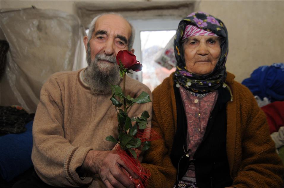 77 yıl sonra kavuştuğu eşini baş tacı ediyor