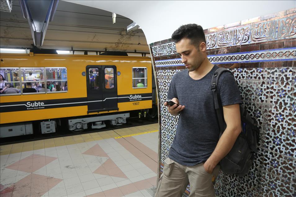 Buenos Aires metrosunda Endülüs Sanatı