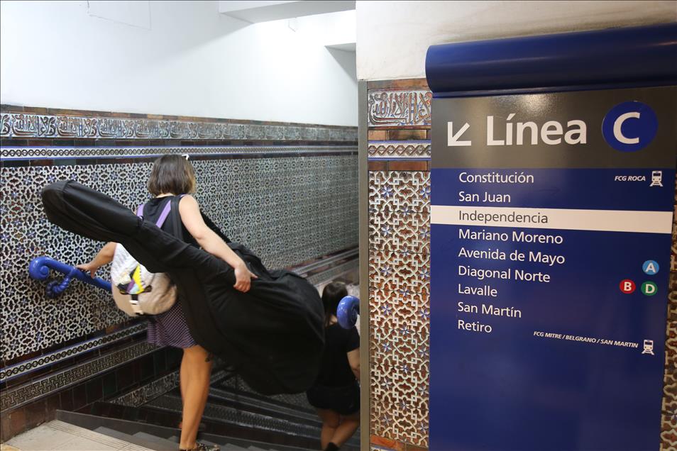 Buenos Aires metrosunda Endülüs Sanatı