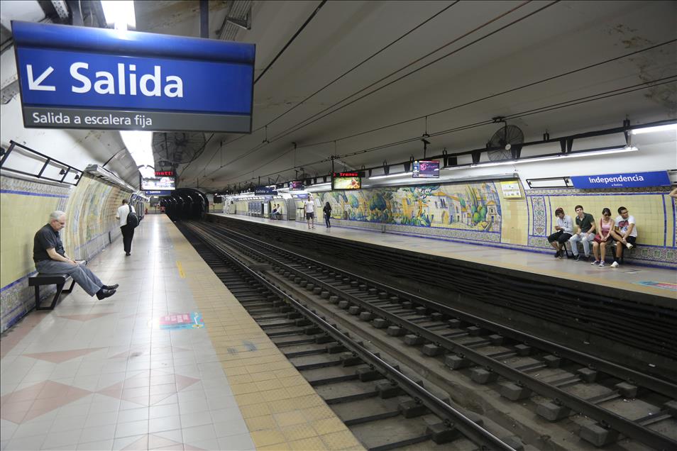 Buenos Aires metrosunda Endülüs Sanatı