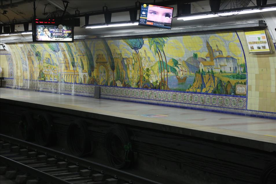 Buenos Aires metrosunda Endülüs Sanatı