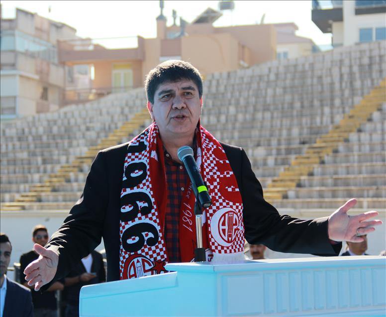 Atatürk Stadyumu'nun yıkımına başlandı