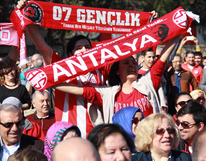 Atatürk Stadyumu'nun yıkımına başlandı