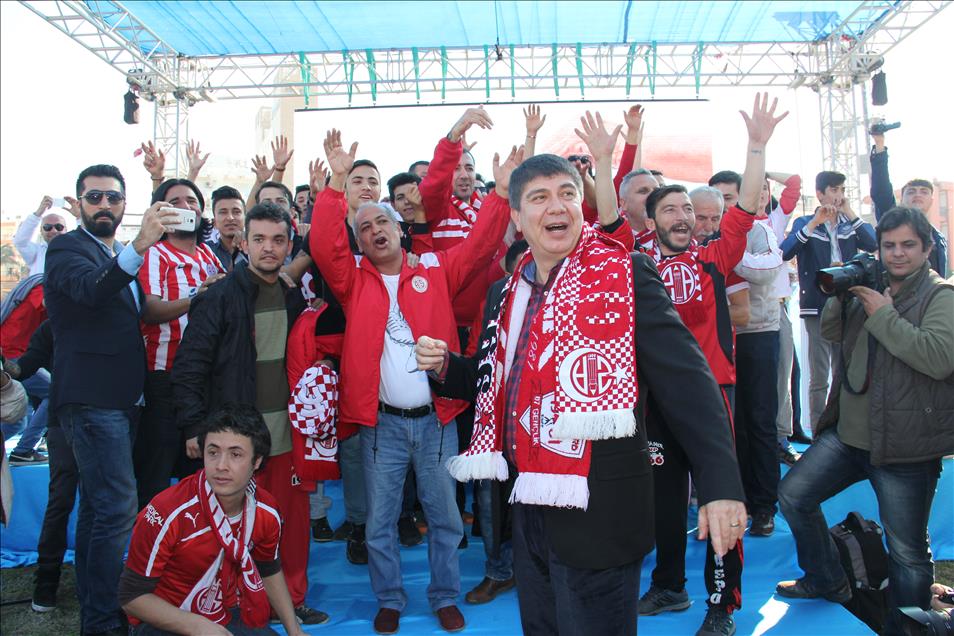 Atatürk Stadyumu'nun yıkımına başlandı