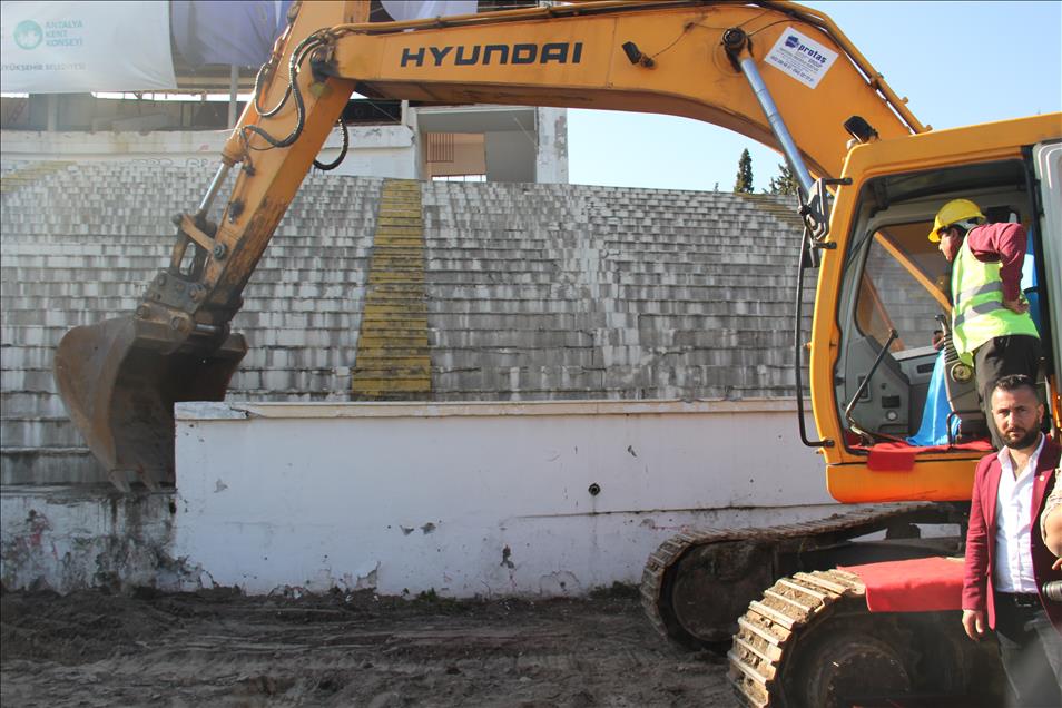 Atatürk Stadyumu'nun yıkımına başlandı