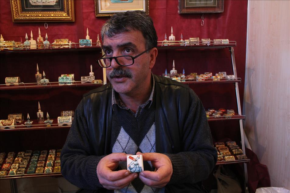 Deve kemiğine minyatür çiziyor