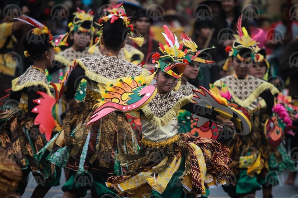 Indonezija: Raznobojni kostimi preplavili ulice Surakarte