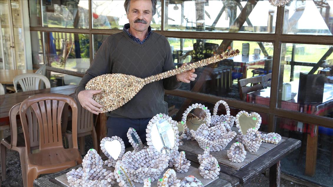 Bin salyangoz kabuğu ile bağlama yaptı