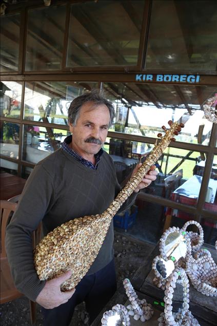 Bin salyangoz kabuğu ile bağlama yaptı