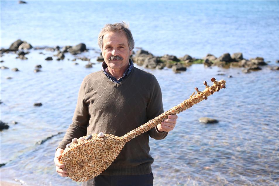 Bin salyangoz kabuğu ile bağlama yaptı