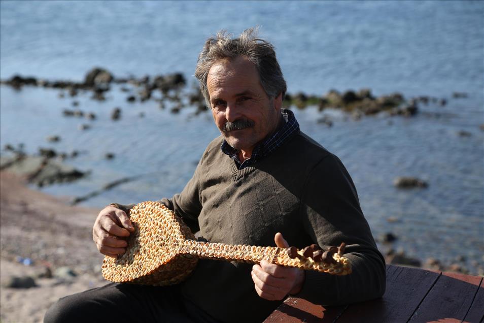 Bin salyangoz kabuğu ile bağlama yaptı