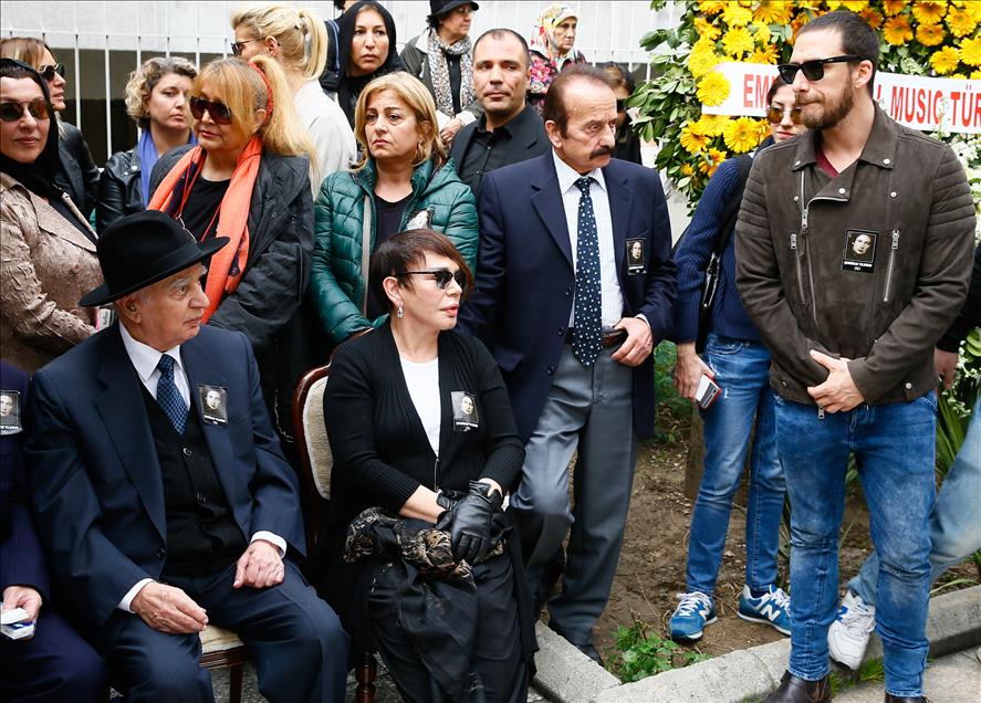 Sezen Aksu'nun annesi İzmir'de toprağa verildi
