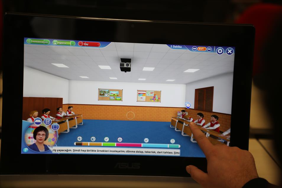 Öğretmen adayları simülasyon sınıflarda ders anlatıyor
