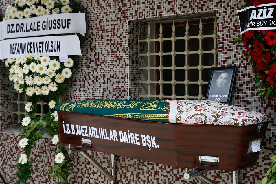Sezen Aksu'nun annesi İzmir'de toprağa verildi