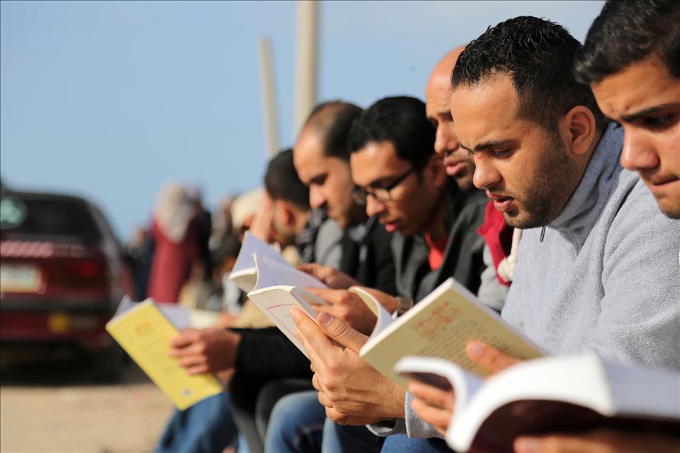 İsrail'in ihlallerine karşı "kitap okuma zinciri"