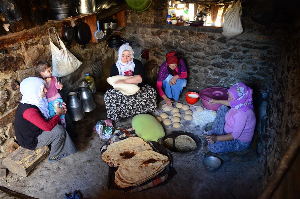 Köylü kadınların mesaisi yoğun geçiyor