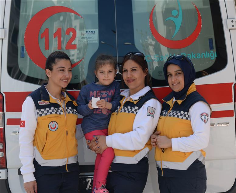Ambulansın sirenlerini kadınlar çalıyor
