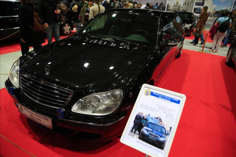 Moskova'da antika otomobiller sergisi