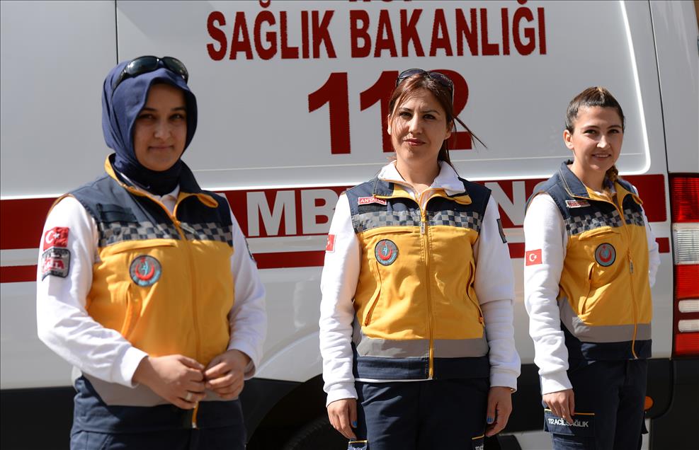 Ambulansın sirenlerini kadınlar çalıyor