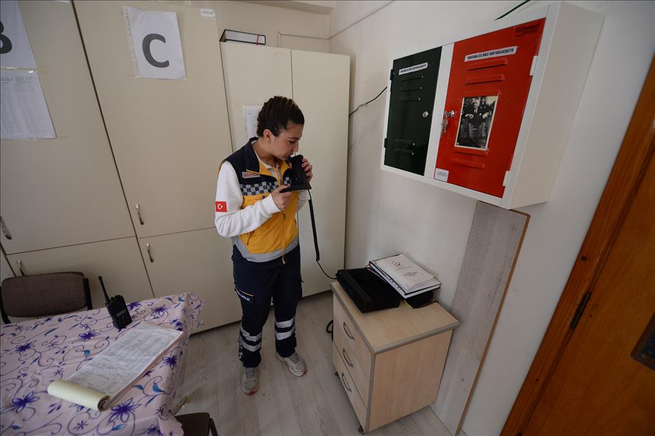 Ambulansın sirenlerini kadınlar çalıyor