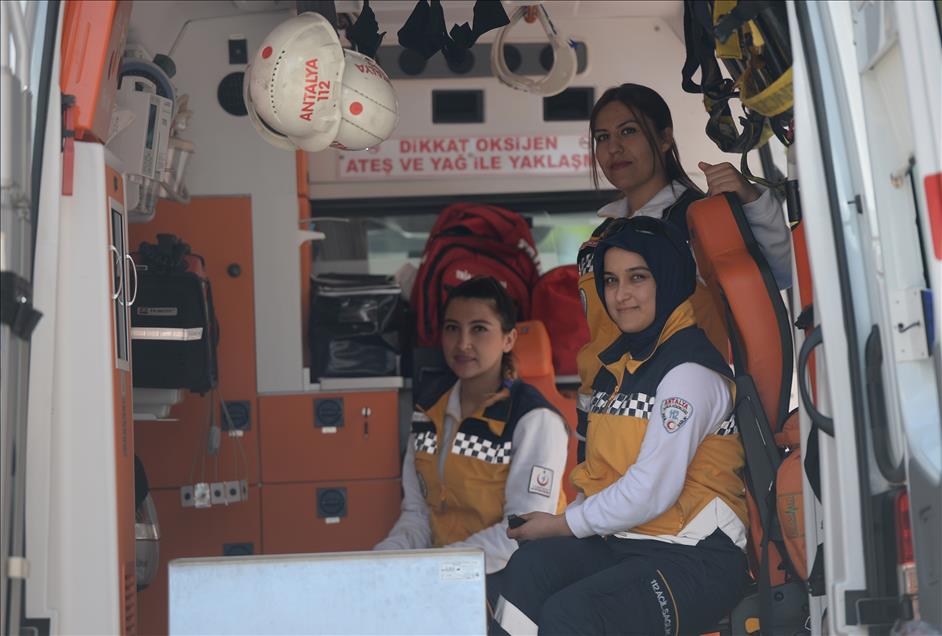 Ambulansın sirenlerini kadınlar çalıyor