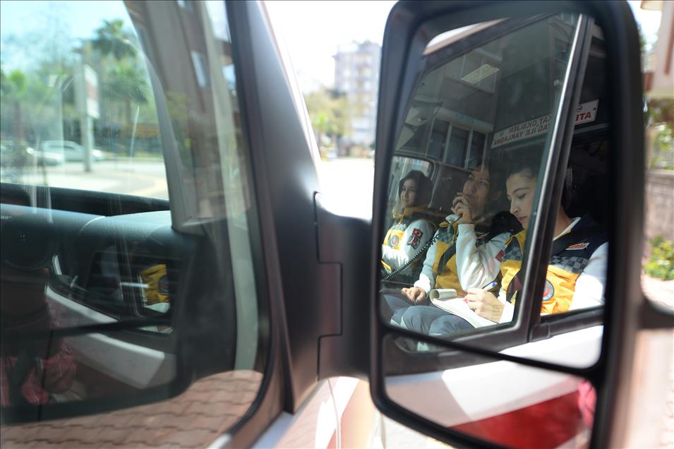 Ambulansın sirenlerini kadınlar çalıyor