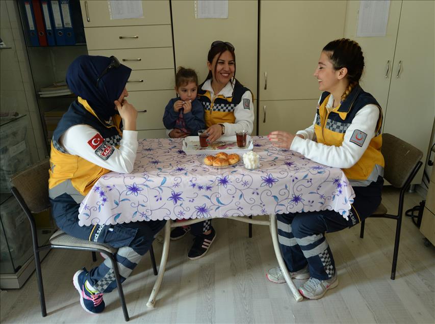 Ambulansın sirenlerini kadınlar çalıyor