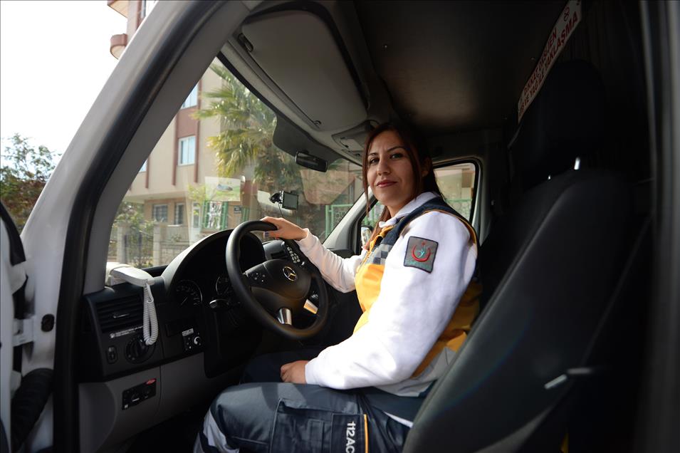 Ambulansın sirenlerini kadınlar çalıyor