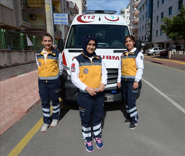 Ambulansın sirenlerini kadınlar çalıyor