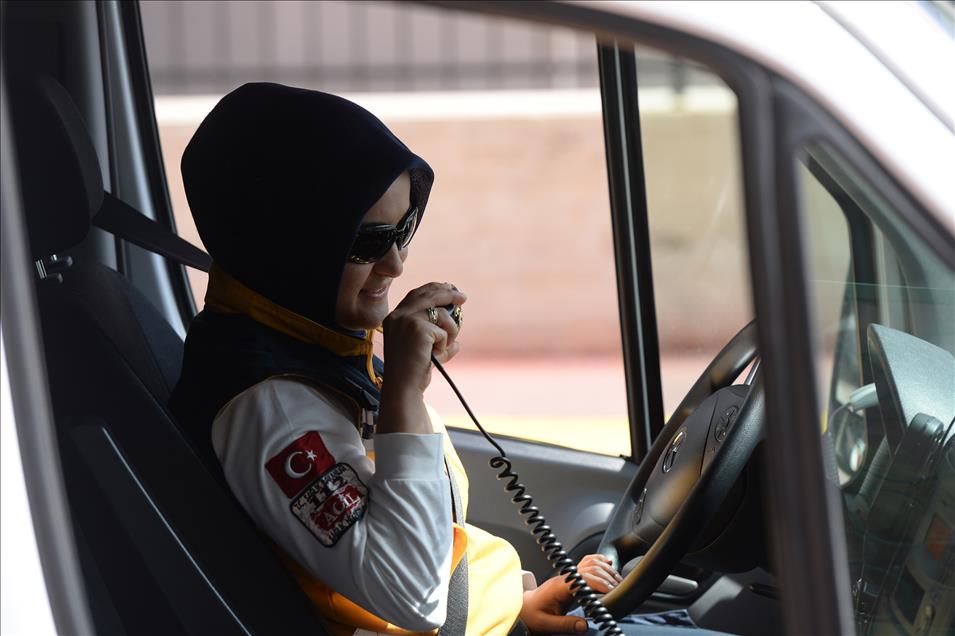 Ambulansın sirenlerini kadınlar çalıyor