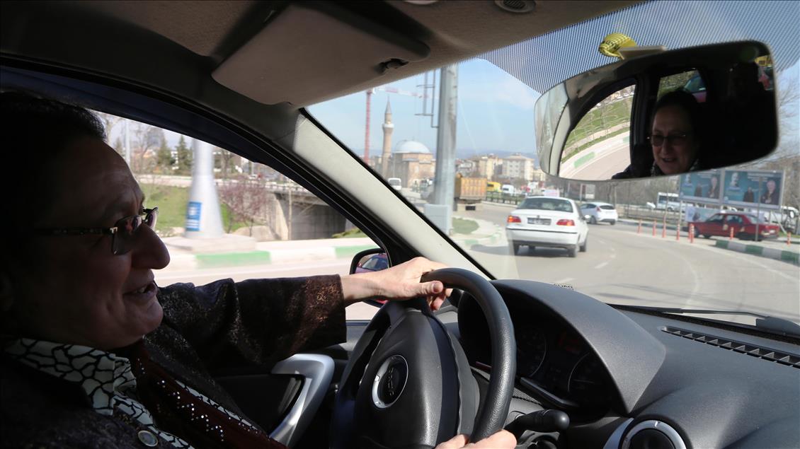 Şoförlerin "Fatma abla"sı 19 yıldır direksiyon sallıyor