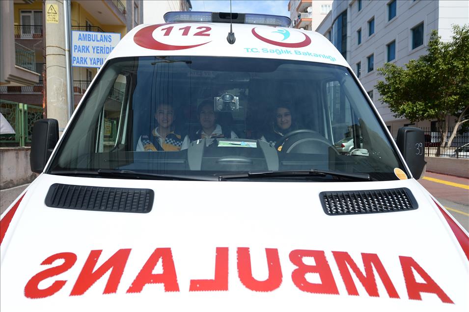 Ambulansın sirenlerini kadınlar çalıyor