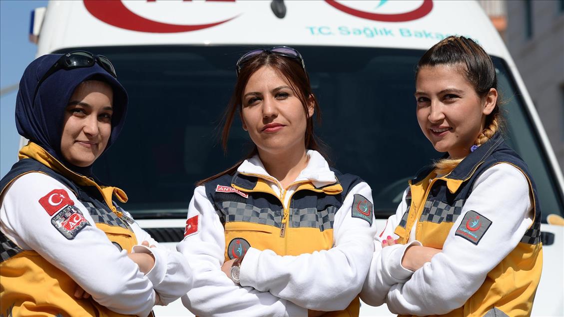 Ambulansın sirenlerini kadınlar çalıyor