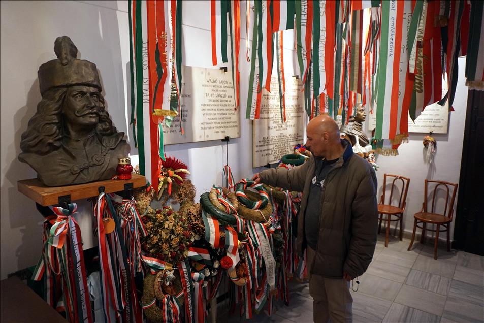 Macar prensin evine gözü gibi bakıyor