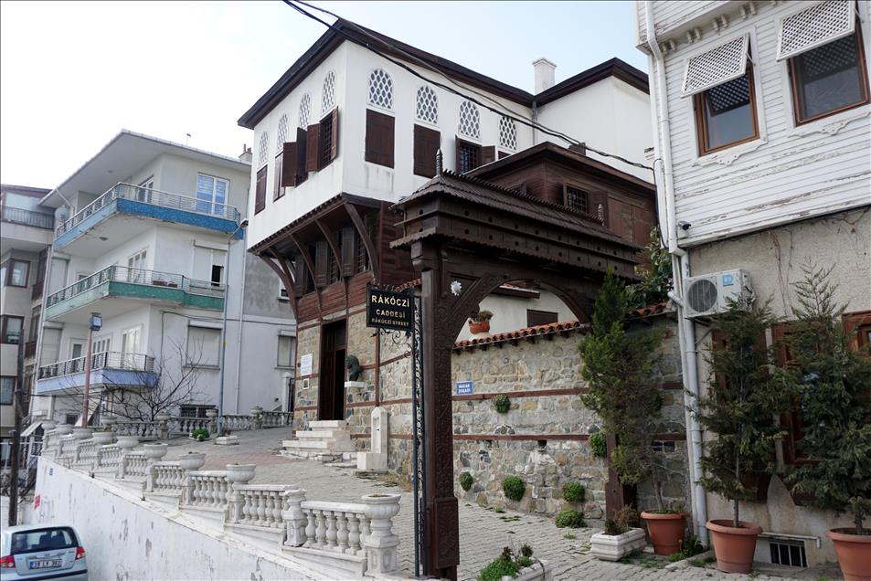 Macar prensin evine gözü gibi bakıyor
