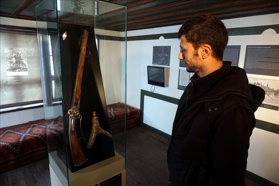 Macar prensin evine gözü gibi bakıyor