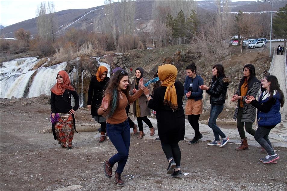 Çözülen Muradiye Şelalesi coşkun akmaya başladı
