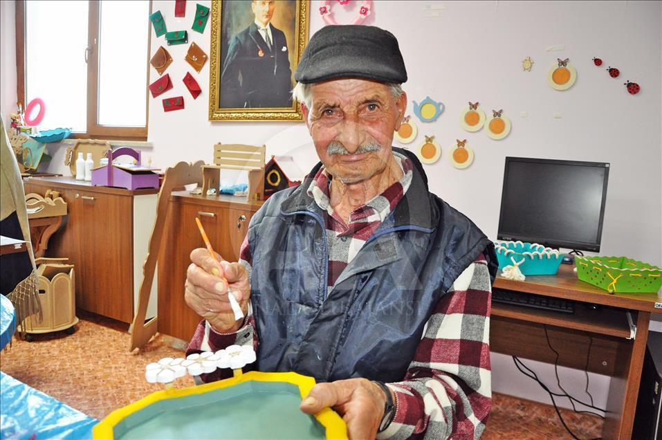 Huzurevi sakinlerine el sanatları kursu