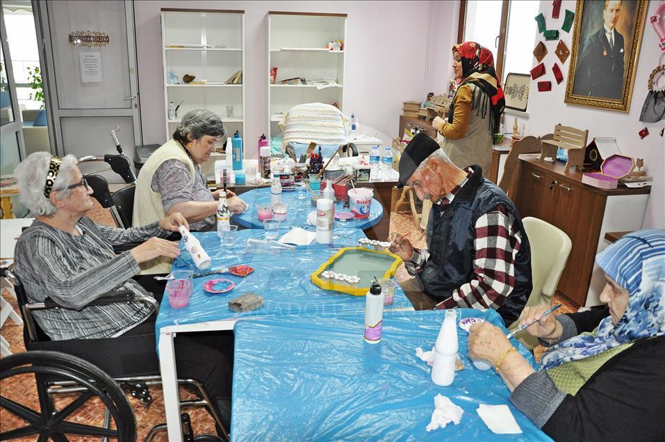 Huzurevi sakinlerine el sanatları kursu