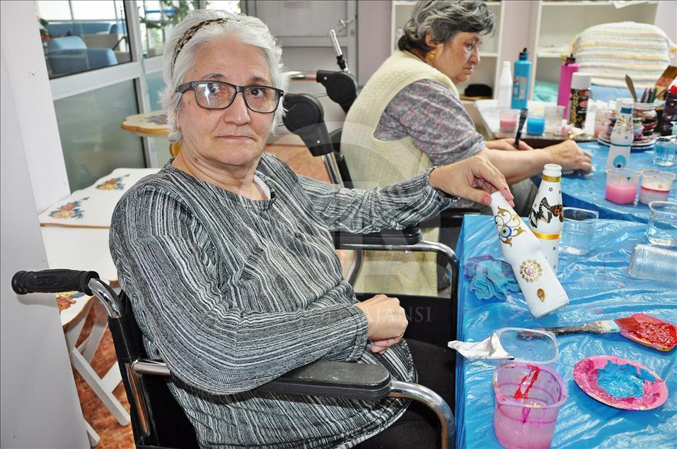 Huzurevi sakinlerine el sanatları kursu