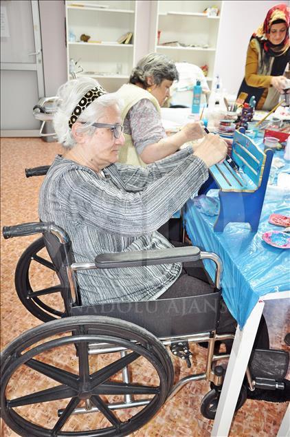 Huzurevi sakinlerine el sanatları kursu