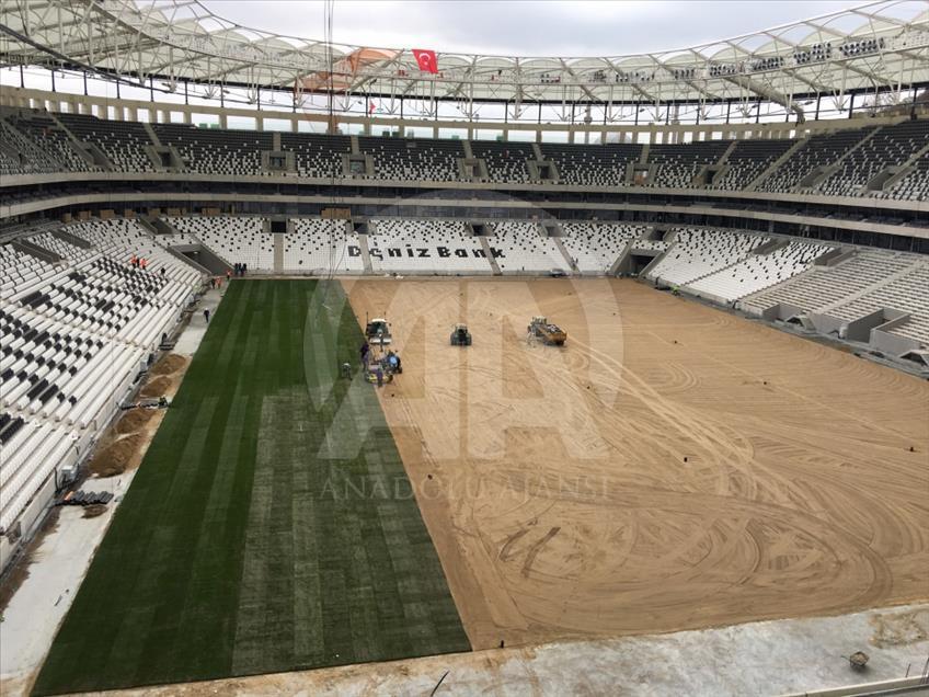 Vodafone Arena'da çimler seriliyor